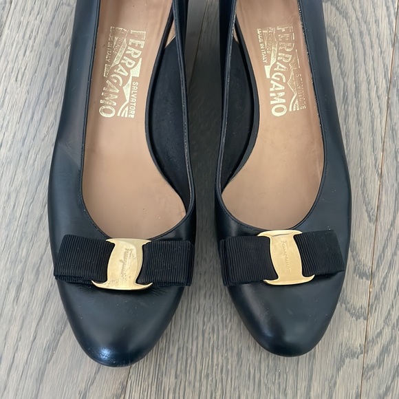 CLASSIC FERRAGAMO BLACK WORK FLAT SIZE 7 - Picture 6 of 8